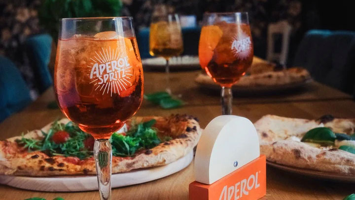 Pizza e birra: evergreen o abitudine superata? Ecco il drink che rivoluziona le serate casalinghe