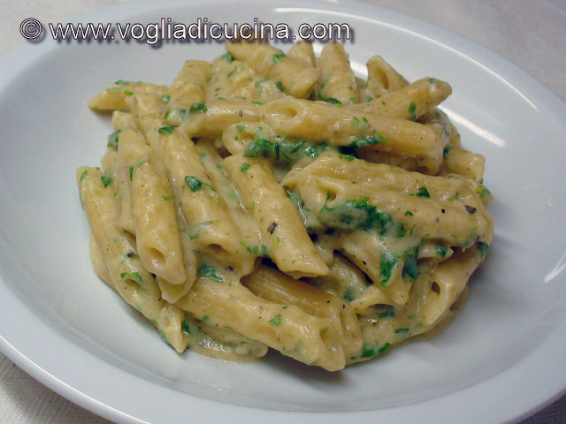 Penne with cream of cabbage and cheese light