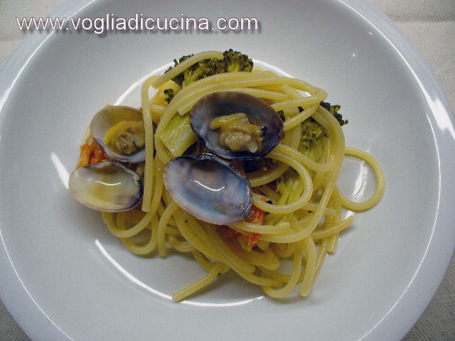 Spaghetti with clams with broccoli