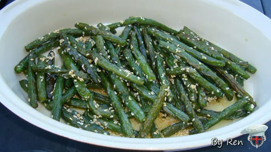 Green beans serviced with sesame seeds