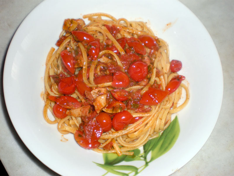 Linguine with tomatoes and bacon hill