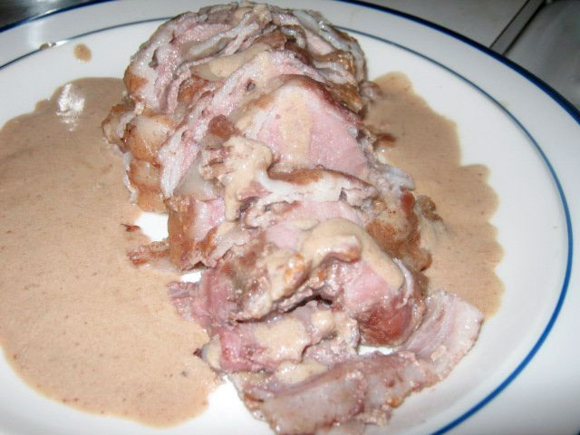 Arrosto di coppa di maiale con salsa di noci