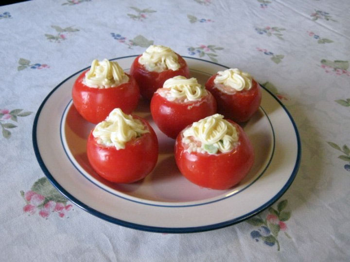 Pomodori con gamberetti piselli e maionese