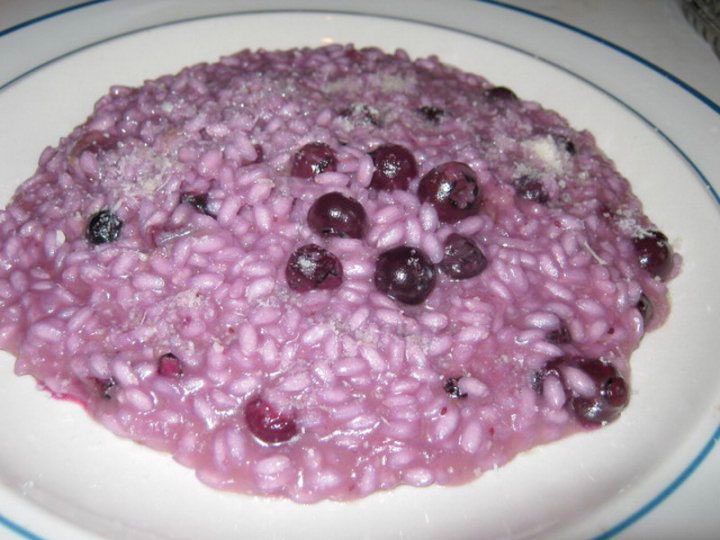 Risotto with blueberries (risotto con mirtilli)
