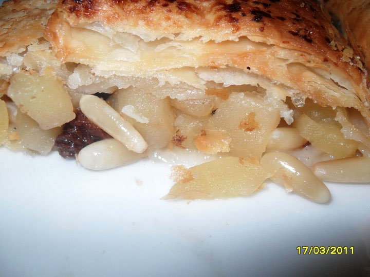 Strudel with apples and pine nuts