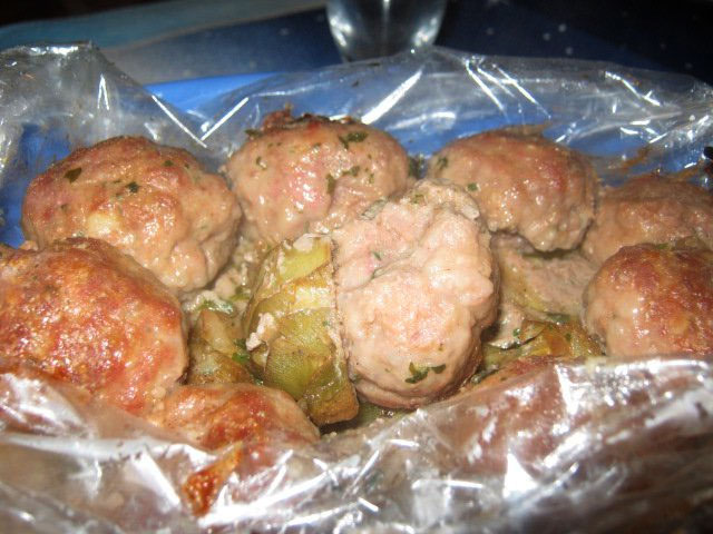 Meatballs and artichokes with carta fata