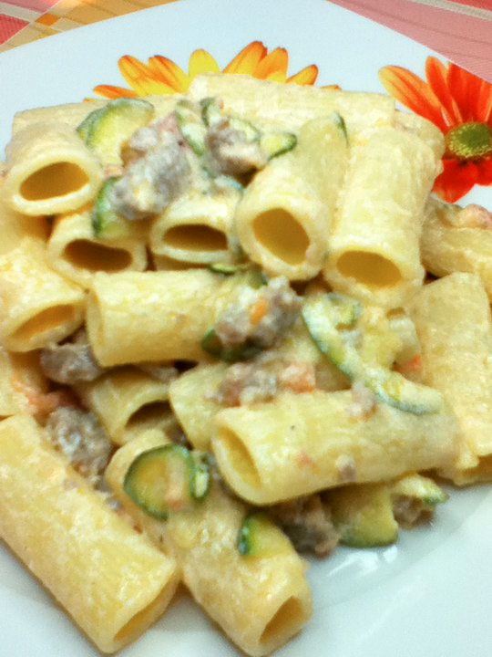 Rigatoni con ricotta, salsiccia e zucchine