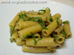 Fotografia Tortiglioni con crema di cipolla rossa di tropea