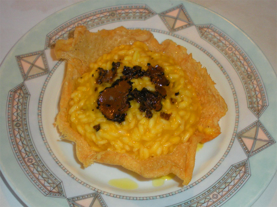Risotto alla zucca con tartufo grattugiato servito in cestini di