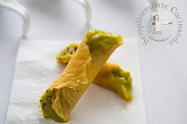 Fotografia Cannoli di parmigiano con crema alle zucchine