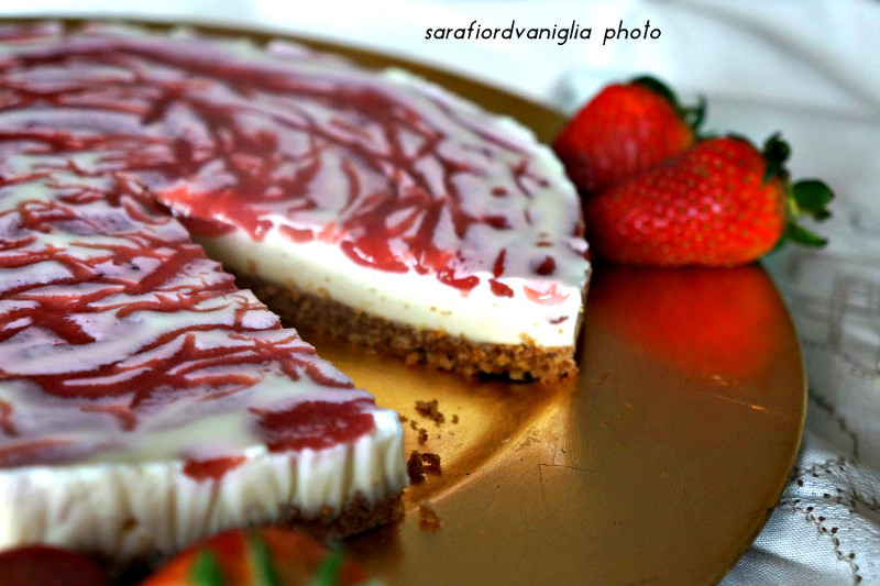 Fotografia Cheesecake con cioccolato bianco e salsa alle fragole