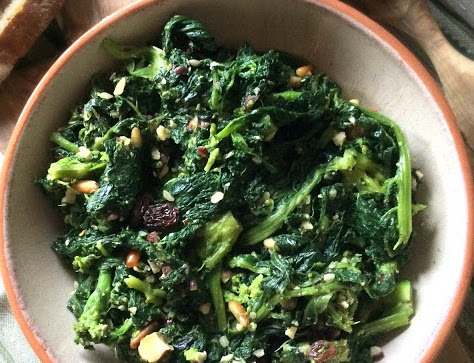 Cima di rapa con pinoli, uvette e granella di nocciole