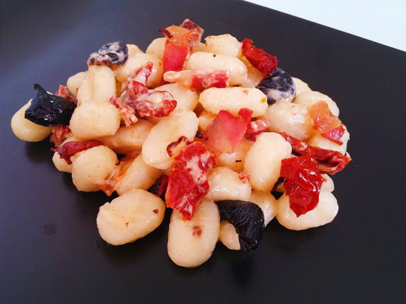 Gnocchetti con pomodori secchi, olive philadelphia e pancetta