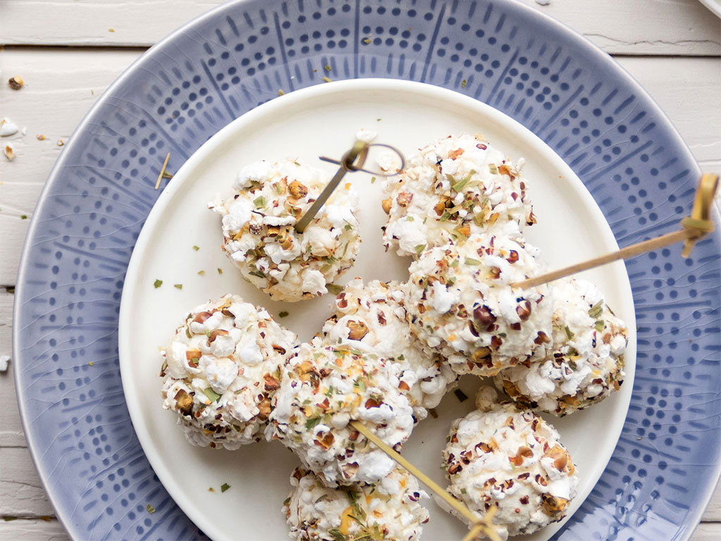 Polpette di formaggio erborinato impanate nei pop corn