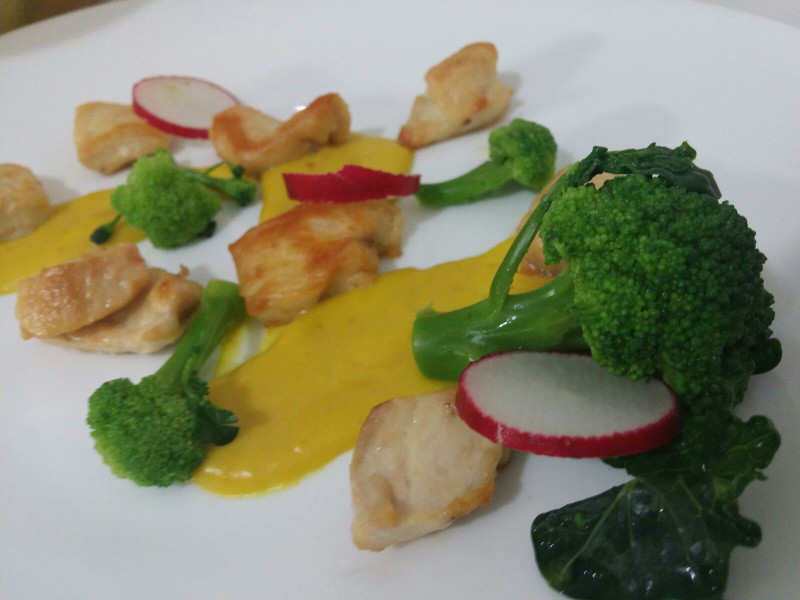 Pollo con broccoli in salsa allo zafferano