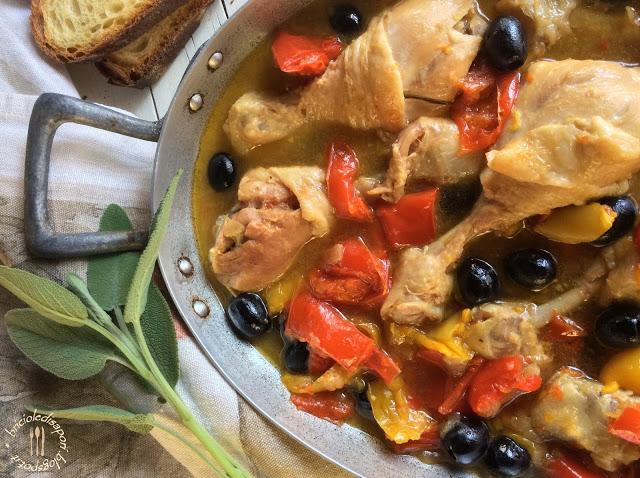 Pollo con peperoni gialli e rossi e olive nere
