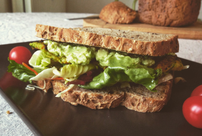 Sandwiches di burger vegani e salsa di avocado