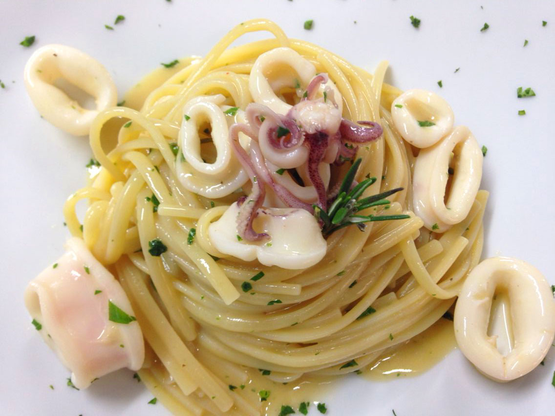 Spaghetti aglio olio calamari grigliati e gamberi