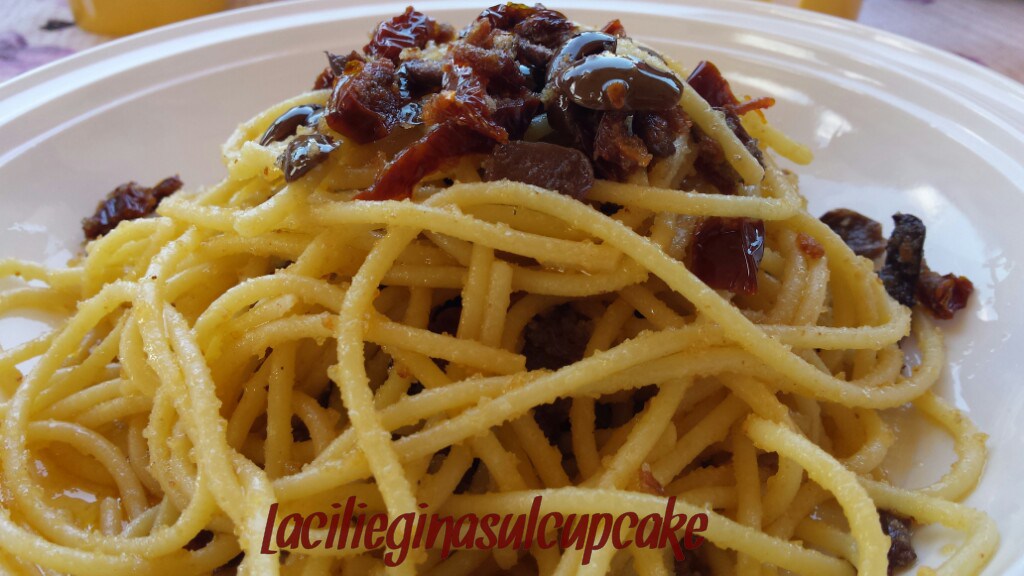 Spaghetti con olive taggiasche e pomodori secchi