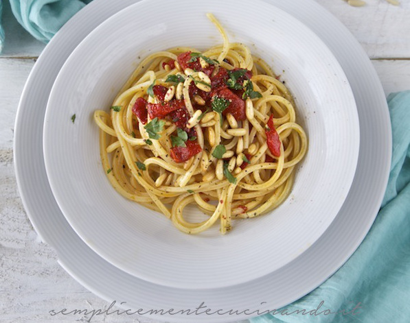 Spaghetti con peperoni, pinoli e pepe