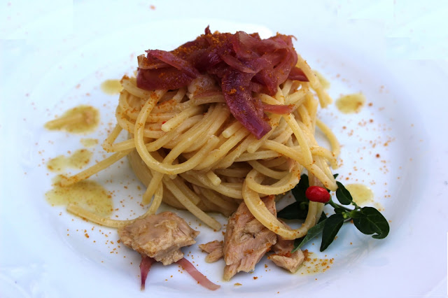 Spaghetti quadrati con tonno, cipolla di Tropea e bottarga