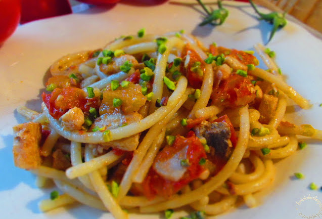 Spaghetti con pesce spada e pomodorini con granella di pistacchi
