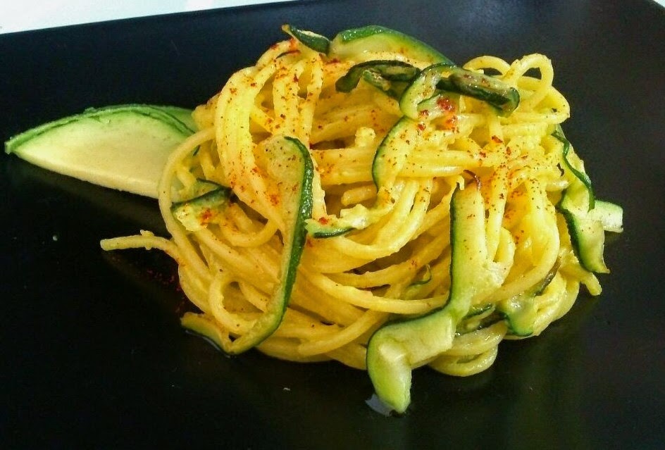 Spaghetti con zucchine e avocado