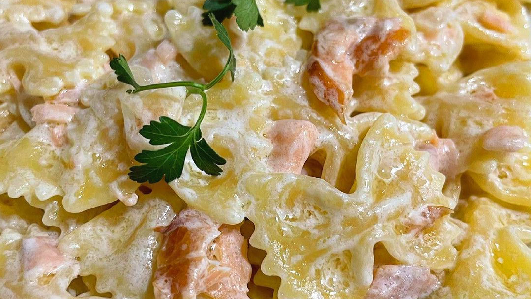 Farfalle with salmon and capers