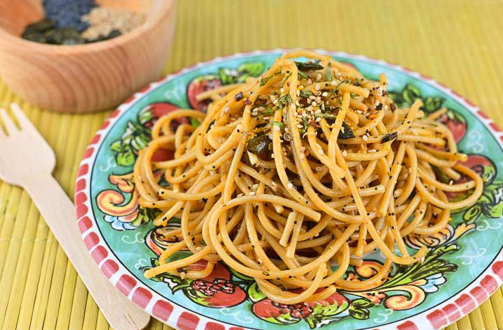 Spaghetti integrali con semi di zucca, sesamo e papavero
