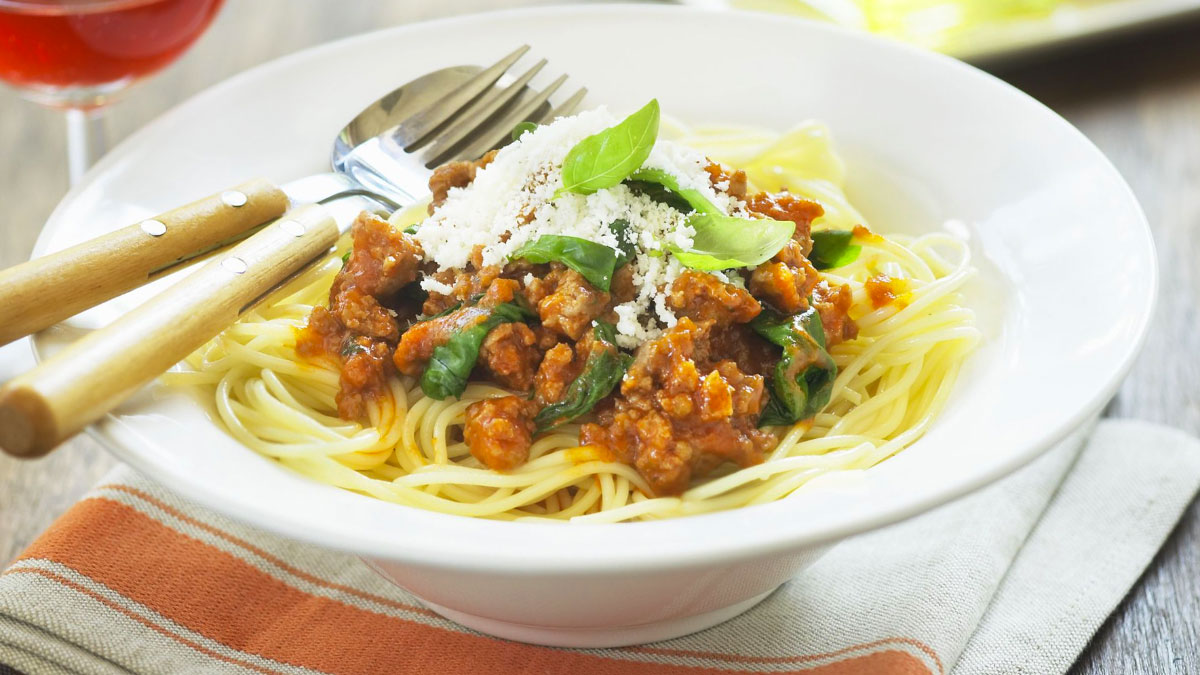 Spaghetti con sugo d'agnello e spinaci