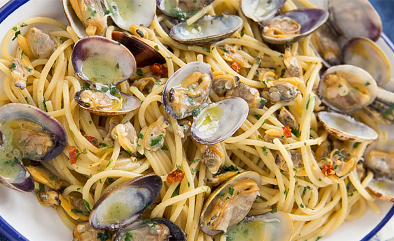 Spaghetti with clams (spaghetti alle vongole veraci)